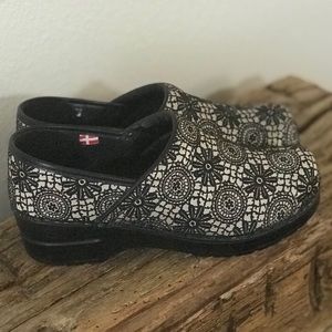 Sanita spring clogs